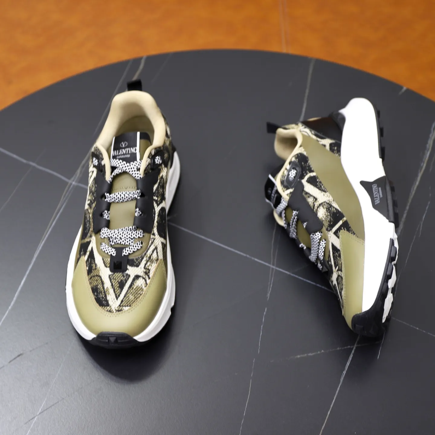 Ex-factory price: 520💰VALENTINO/Valentino Men's latest low-cut thick-soled sports shoes are shipped. Made with heavy industry, men's fine casual sports shoes, versatile style. Original leather, rubber lines embellished with geometric segmented uppers, hand-sewn with fine craftsmanship, novel and fashionable style, rubber soles with rivet details on the front and back, VALENTINO GARAVANI LOGO printed on the side, and Valentino Garavani decorative inlay on the tongue. Logo, comfortable, breathable and durable on the feet! Comes with full original packaging! Code number: 38-39-40-41-42-43-44 (45 can be customized)